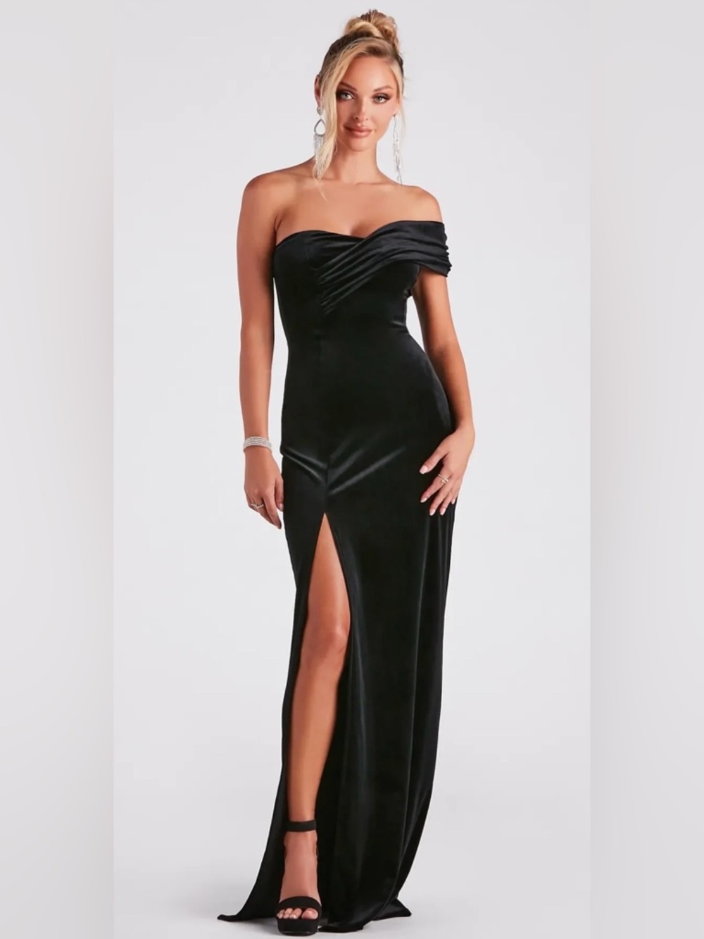 Windsor Katlynn Formal Velvet Long Dress - Medium - NWT - Stunning!